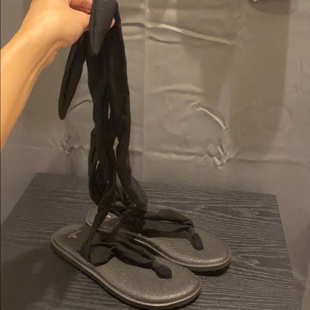 Women’s black Sanuk tie sandals size 6 rarely worn